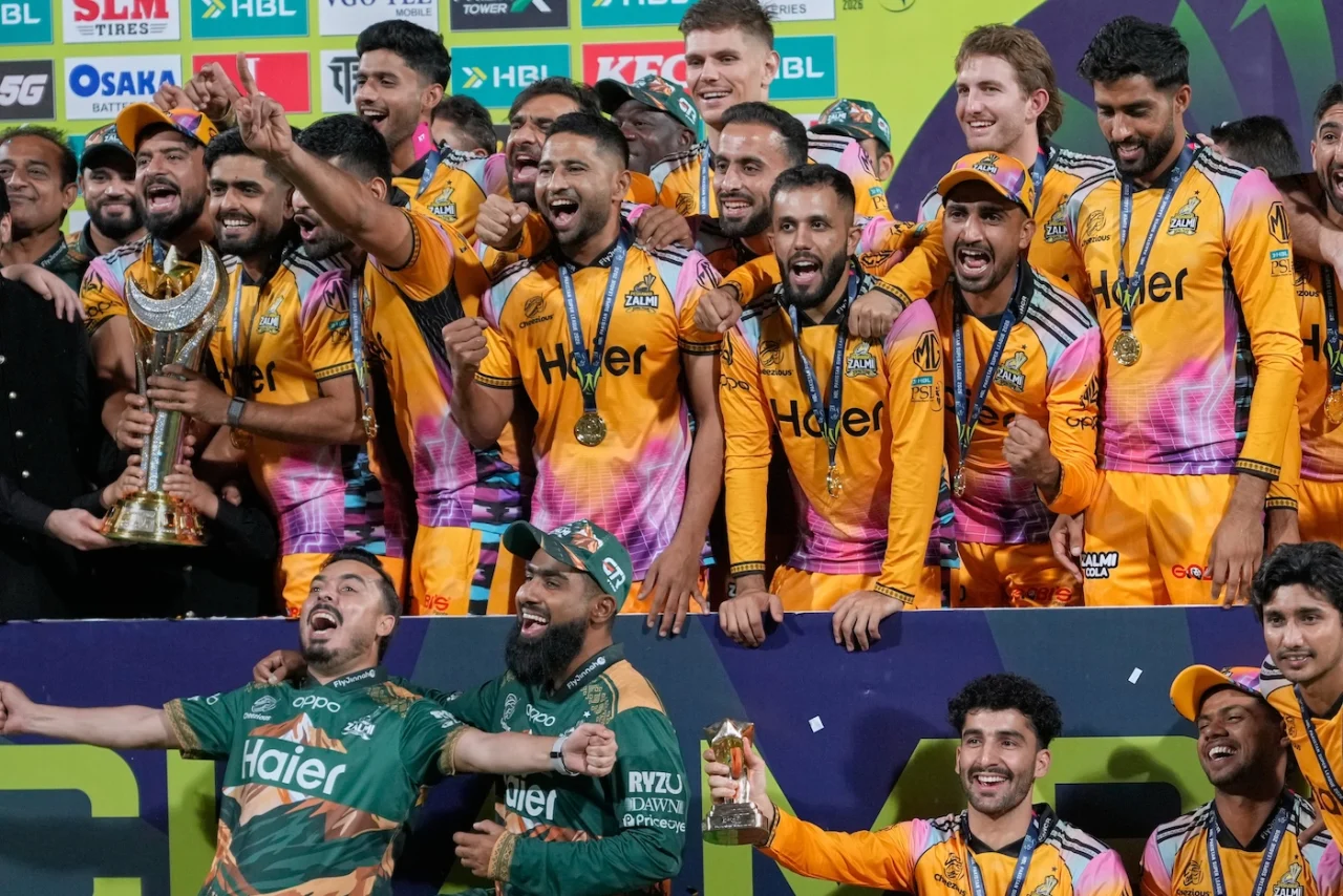 Peshawar Zalmi clings on to the PSL 11 trophy. Photo by AP